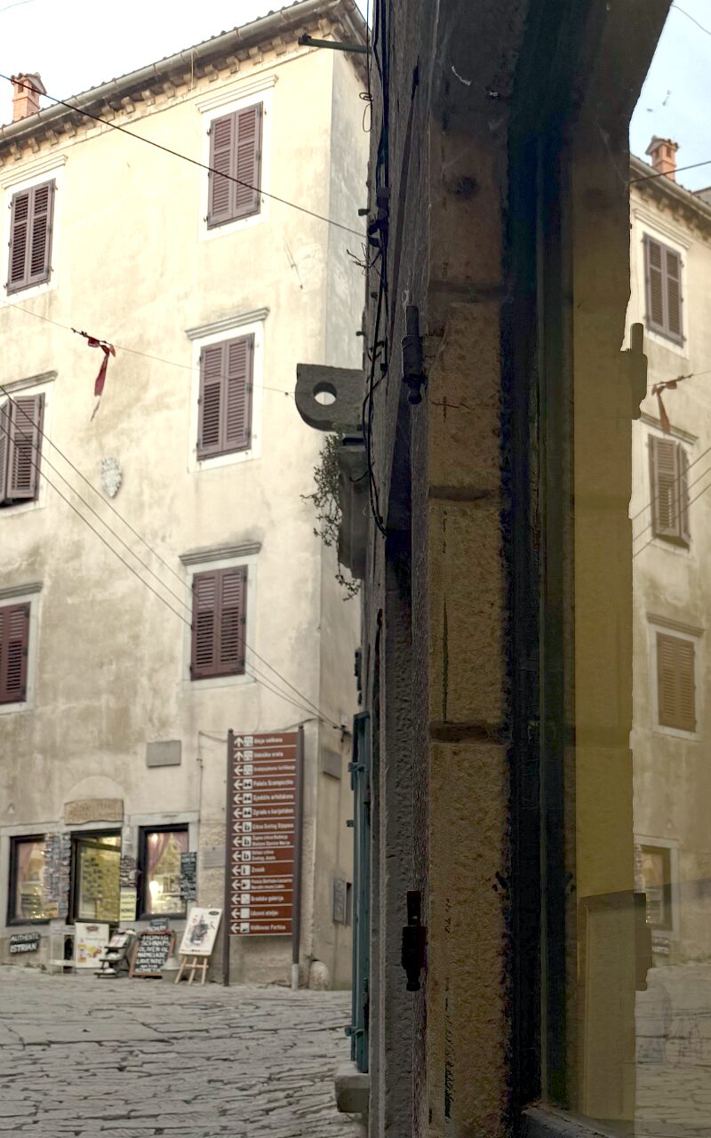 Ateliergasse in Labin Gepflasterte Gasse in Labin neben einem Atelierfenster mit gerahmten Kunstwerken