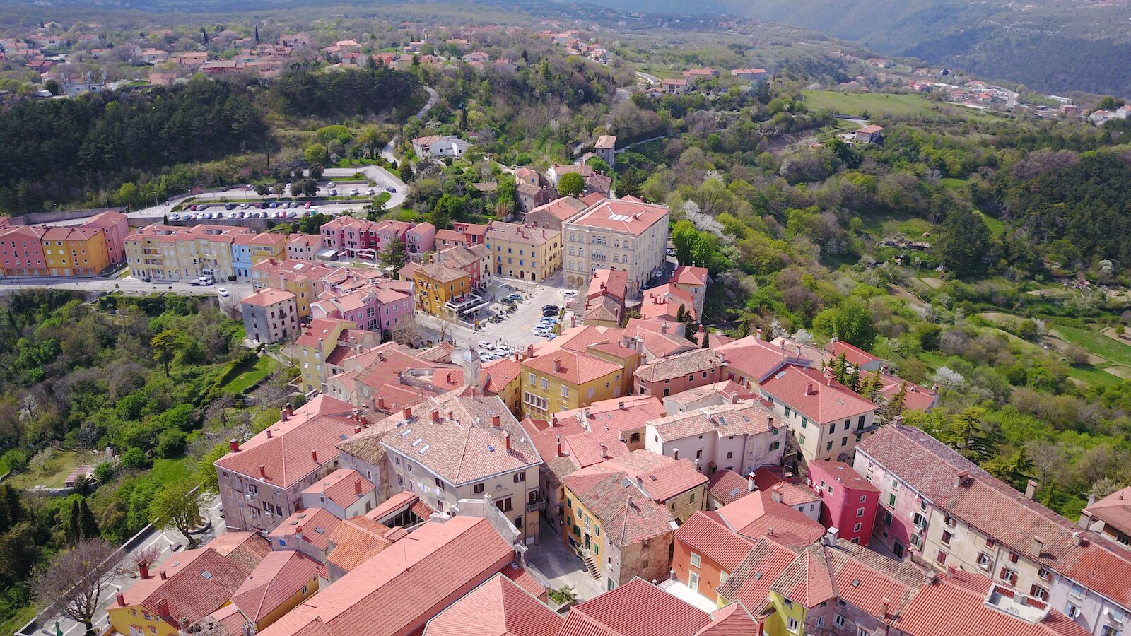 Die Altstadt von Labin aus der Luft Luftaufnahme der farbenfrohen Dächer und des kompakten historischen Zentrums von Labin