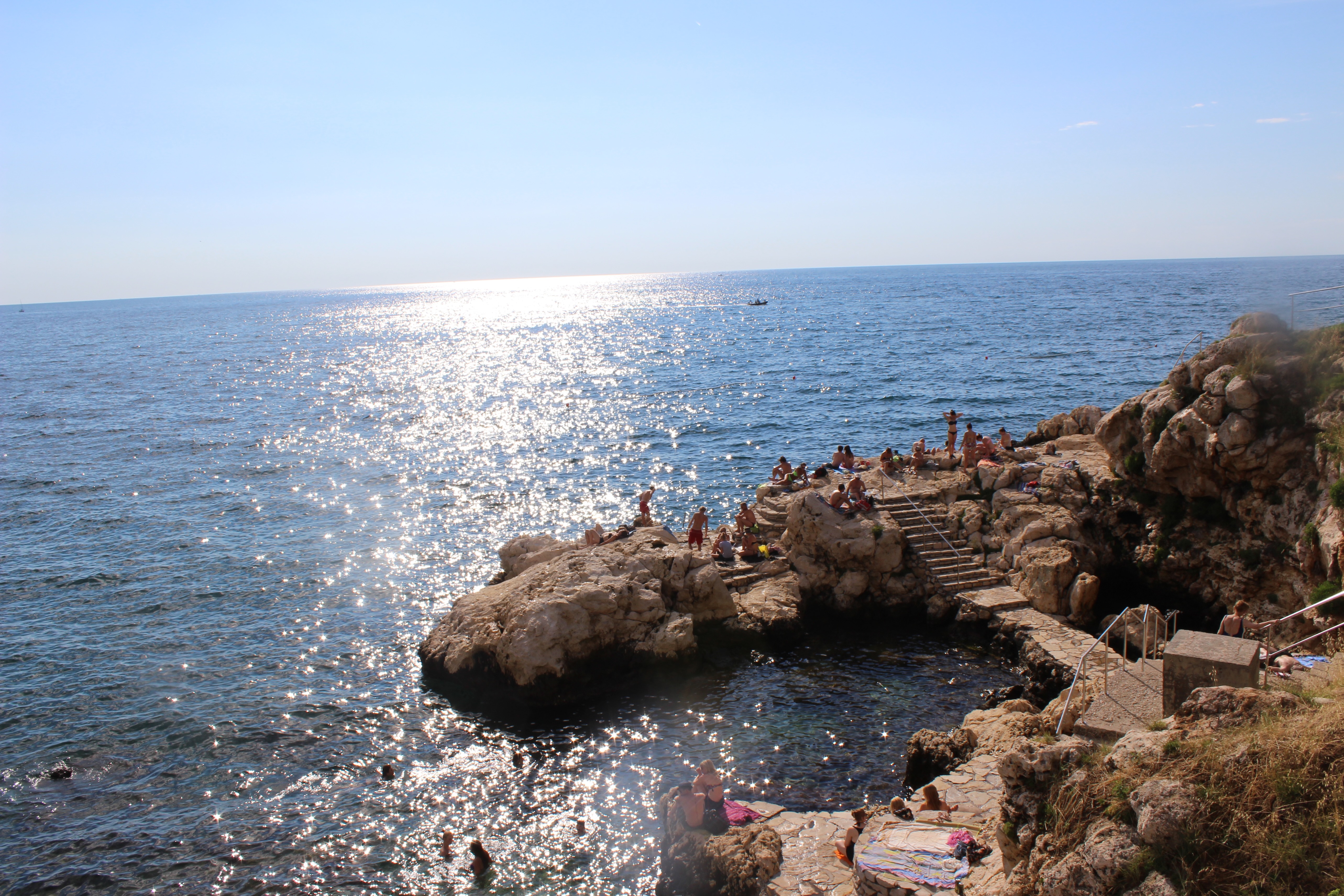 Plaža Monte ispod rovinjskoga starog grada Kupači na stjenovitoj obali izravno ispod rovinjskoga starog grada