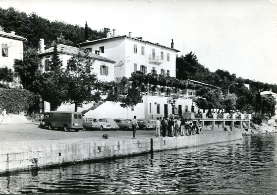 Arhivski pogled na rani hotel uz obalu Rapca i rub luke Arhivski pogled na rani hotel uz obalu Rapca i rub luke