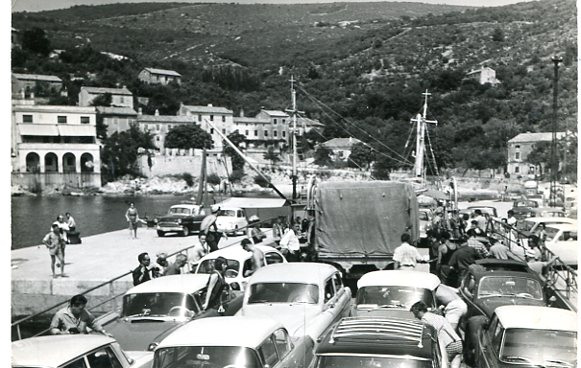 Arhivski pogled na luku Rapca prepunu automobila, brodova i posjetitelja Arhivski pogled na luku Rapca prepunu automobila, brodova i posjetitelja