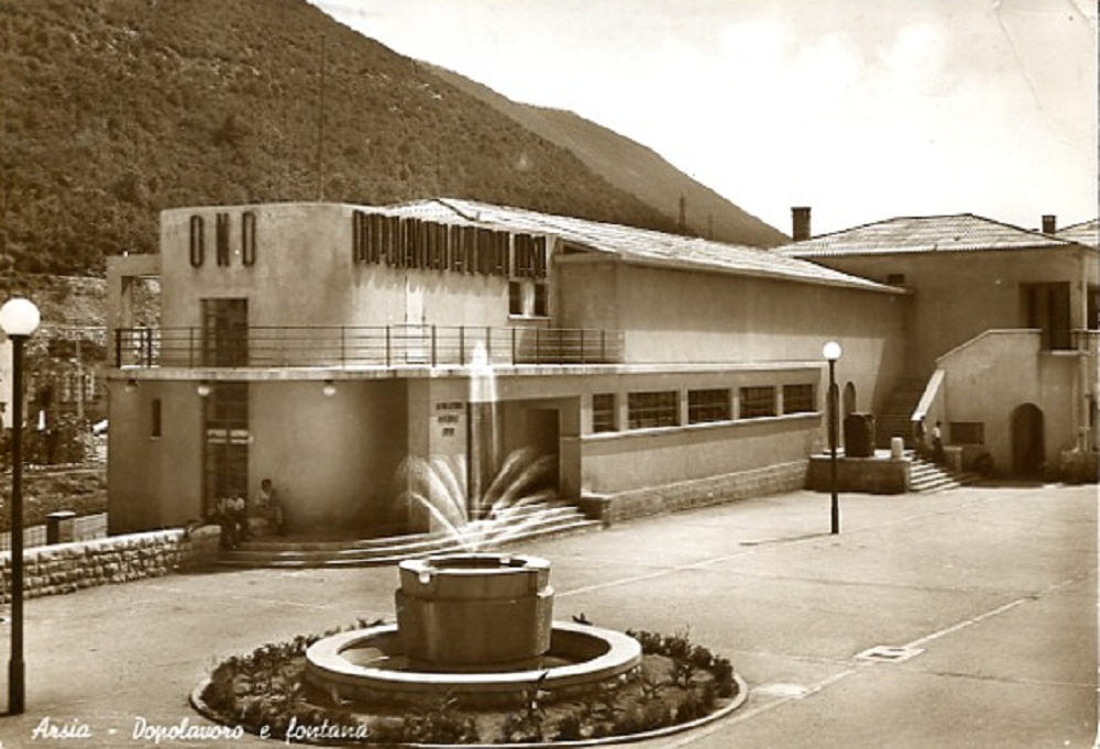 Raša cinema, theatre and fountain Cinema, theatre and Casa del Fascio beside the fountain in early Raša
