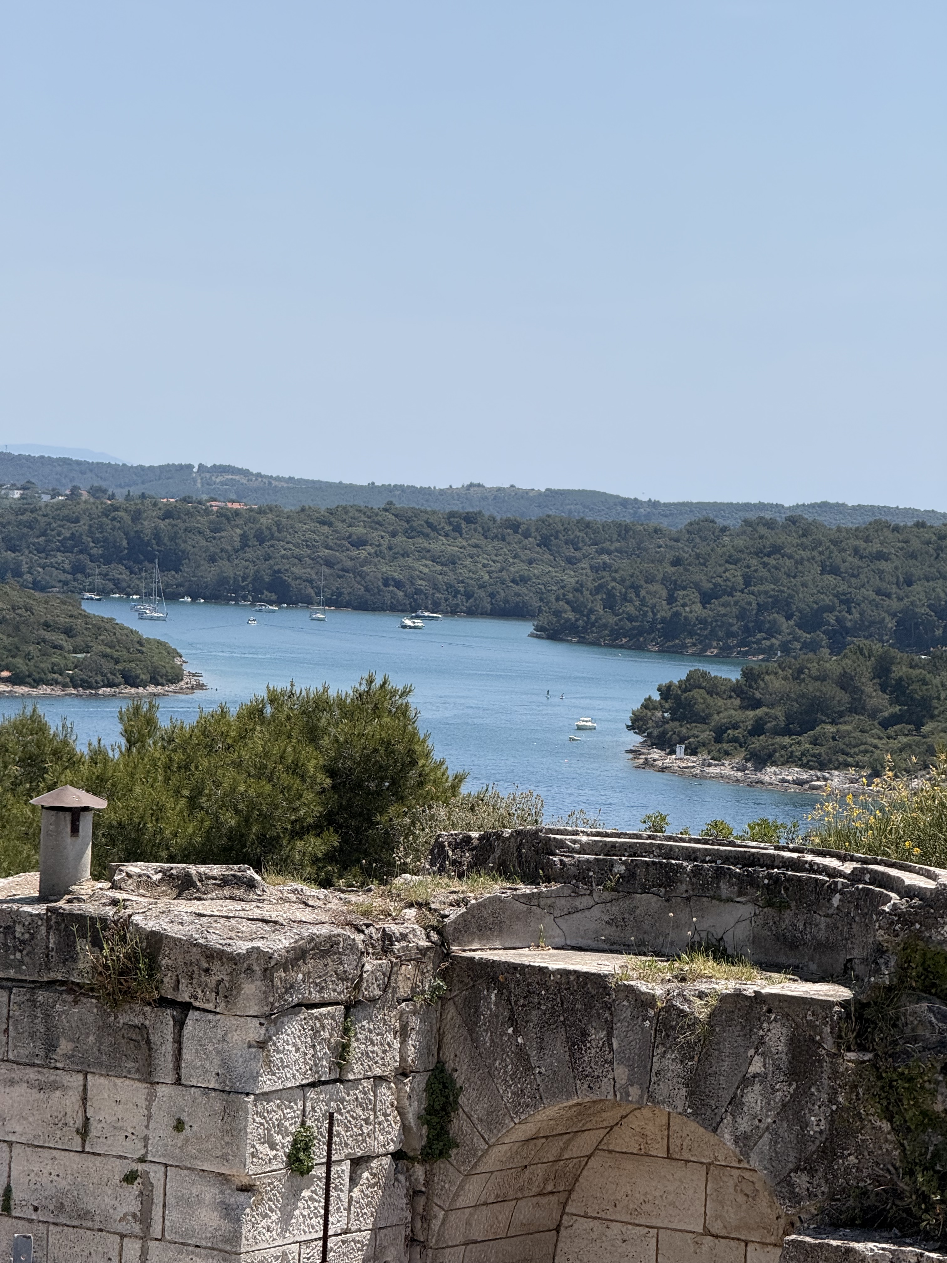 Obalni položaj koji je kompleks nekoć čuvao Pogled na obalu s kamenih fortifikacija na Verudeli